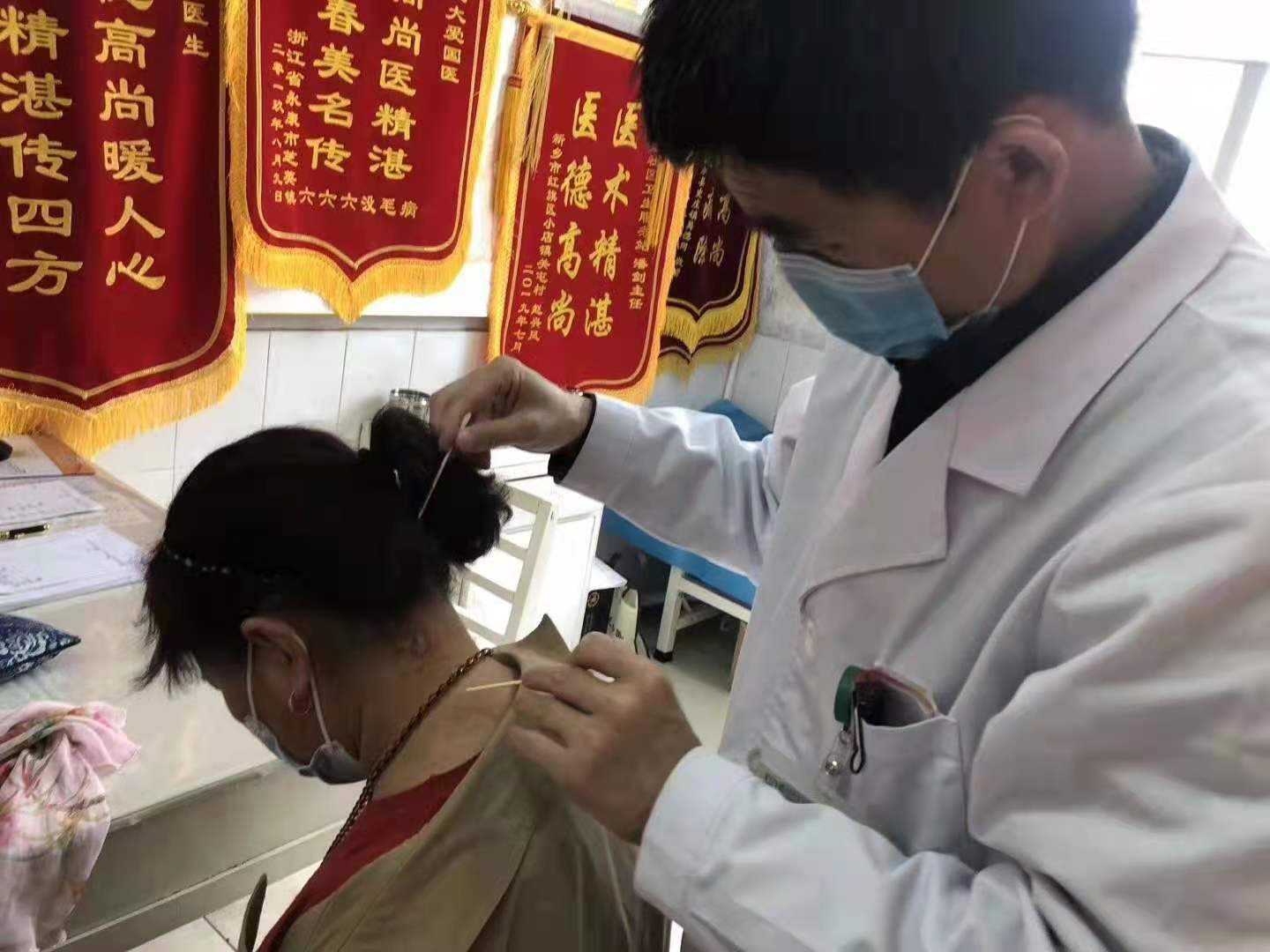 新乡潘剑中医，潘剑医生坐诊图