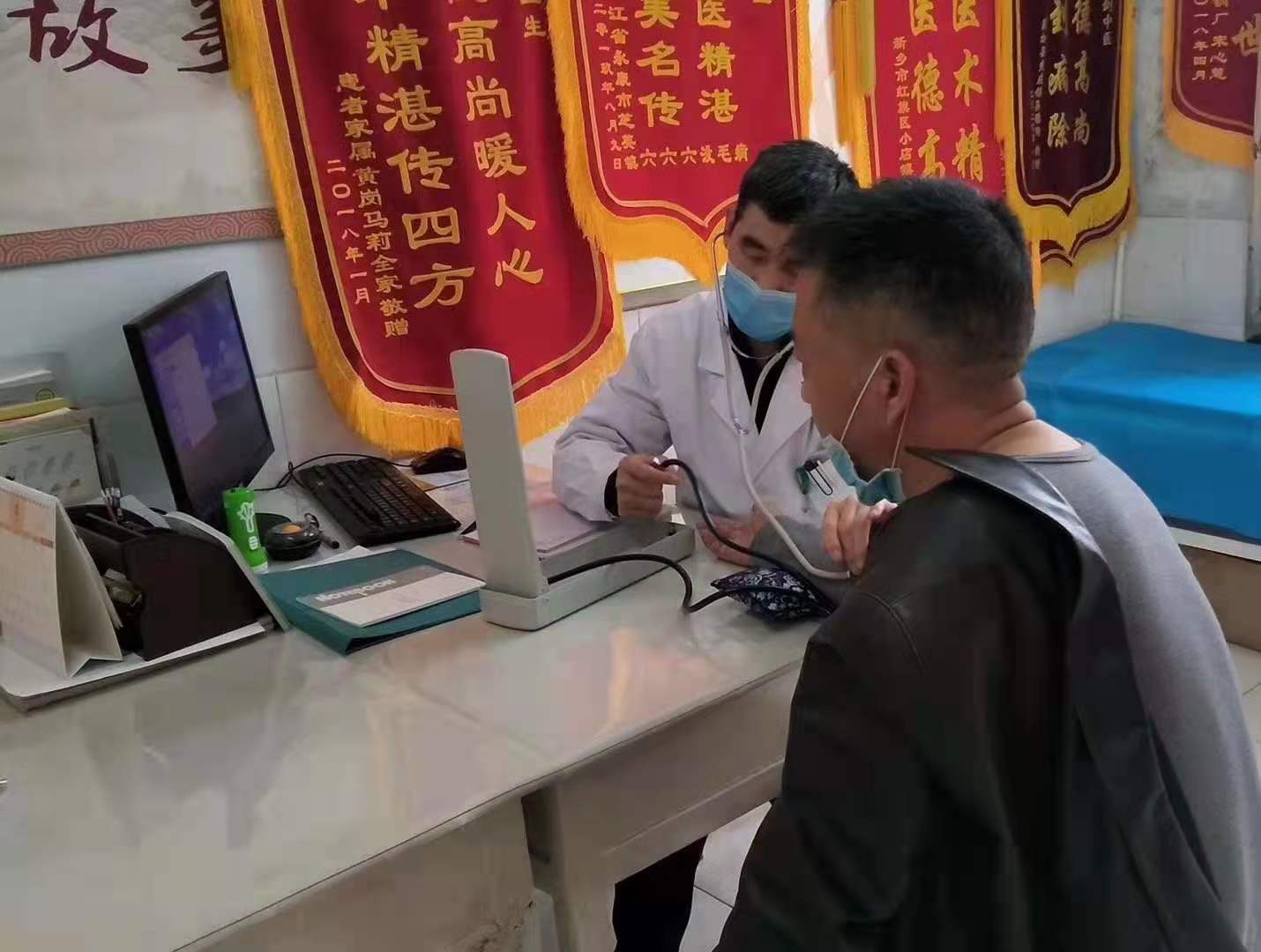 新乡潘剑中医潘剑主任坐诊图