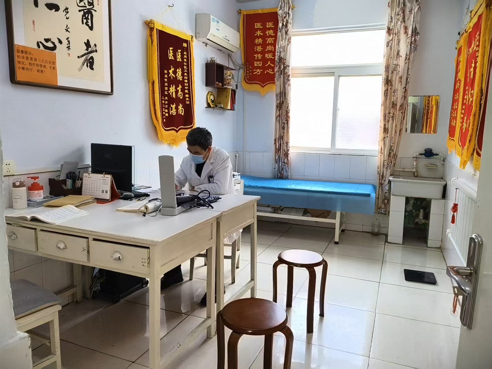 新乡潘剑中医坐诊图