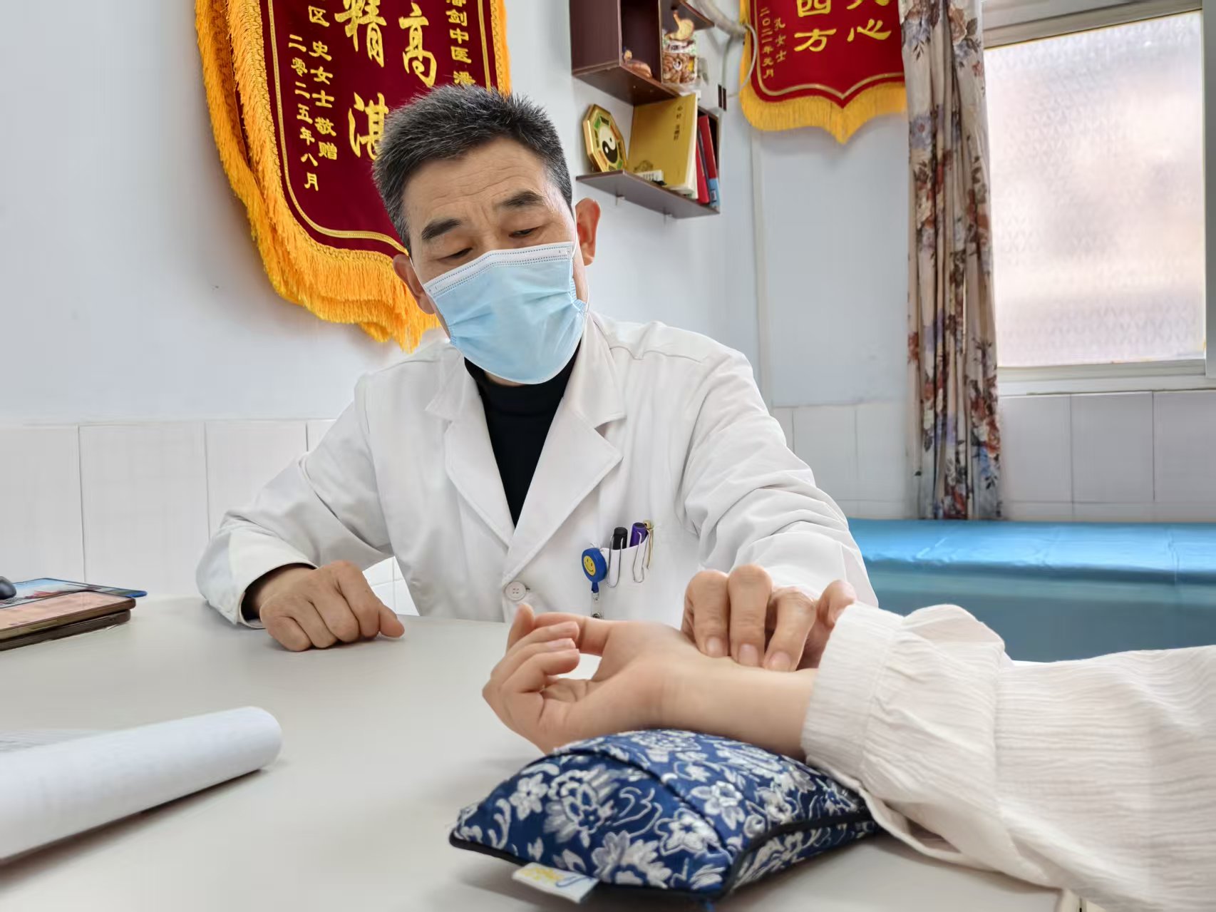 新乡潘剑中医把脉图